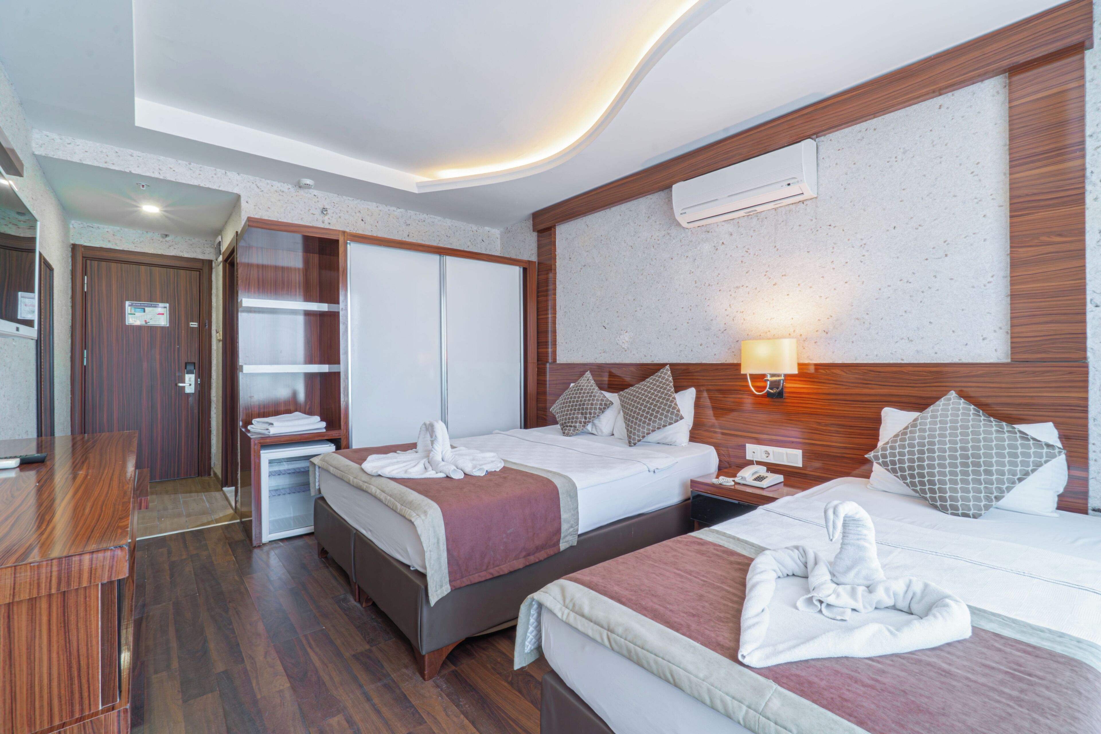 Minibar, WiFi, bed sheets