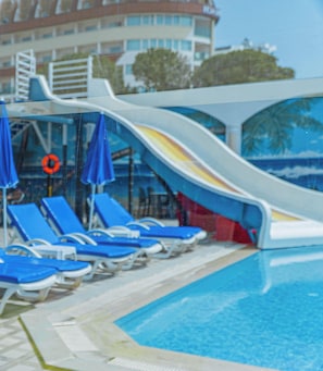 Una piscina al aire libre de temporada
