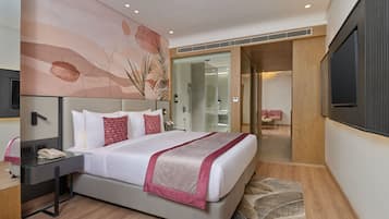 Luxury Suite | Blackout drapes, soundproofing, iron/ironing board, free WiFi