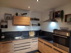 Fridge, oven, stovetop, dishwasher