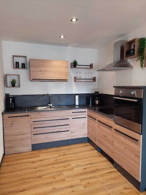 Fridge, oven, stovetop, dishwasher