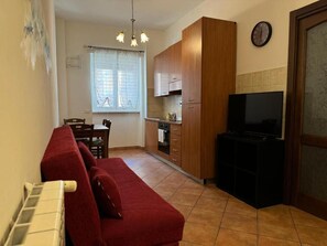 Leilighet, byutsikt | Oppholdsområde | Flatskjerm-TV