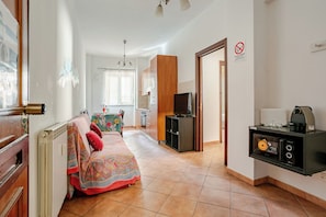 Une chambre d’hôtel comprenant un lit, une kitchenette, un coin repas et une salle de bain.