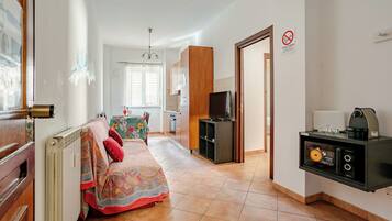 Appartamento, vista città | Area soggiorno | TV a schermo piatto 43 pollici con canali digitali, TV, Netflix