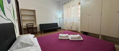 Leilighet, byutsikt | Blendingsgardiner, strykejern/-brett og wi-fi (inkludert)