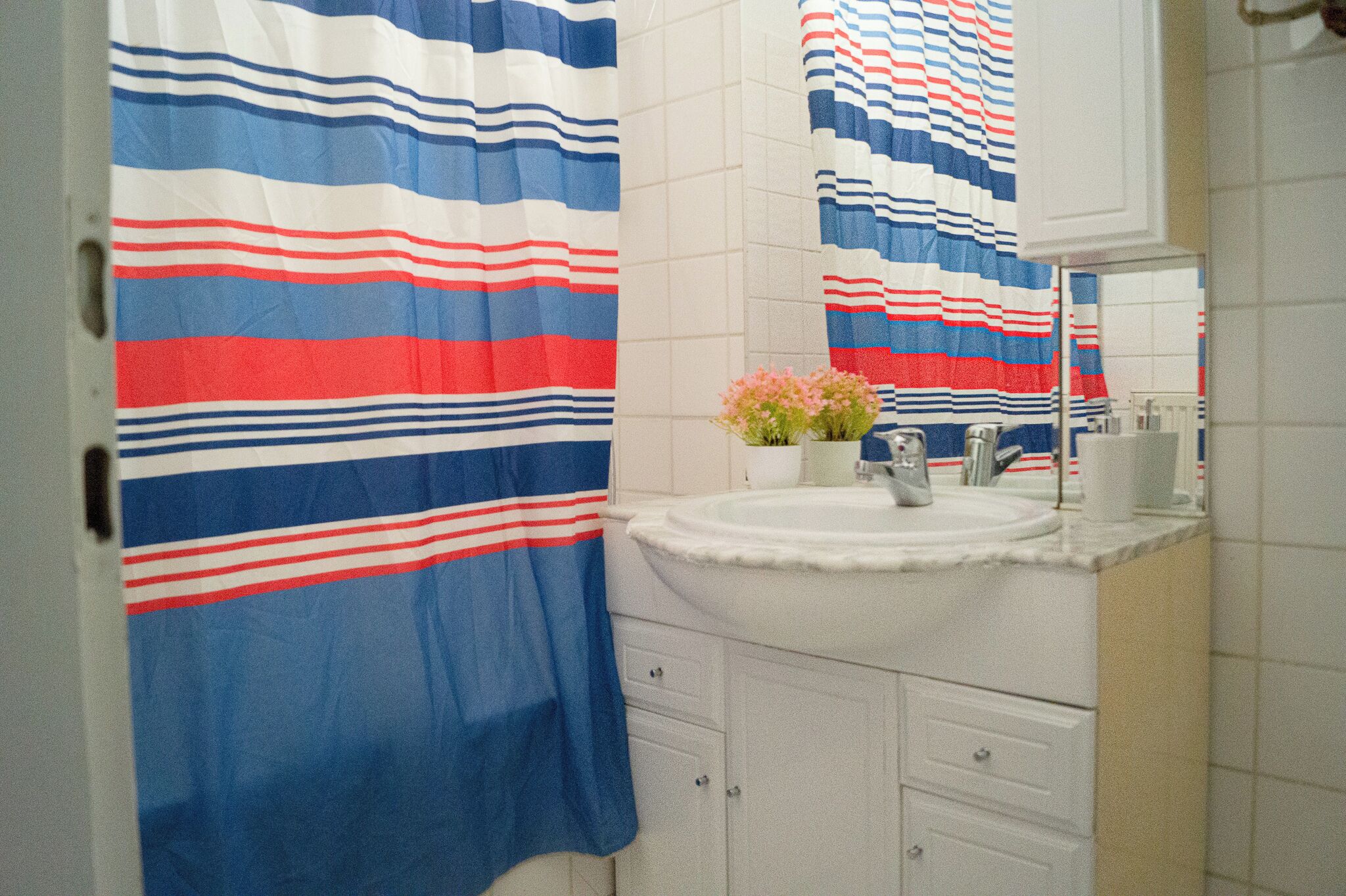 Basic-Apartment | Badezimmer | Duschwanne, kostenlose Toilettenartikel, Haartrockner, Handtücher