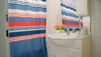 Basic-Apartment | Badezimmer | Duschwanne, kostenlose Toilettenartikel, Haartrockner, Handtücher