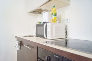 Basic Apartment | Private kitchen | Oven, stovetop, cookware/dishes/utensils - Beautiful 2BR Near Rennweg Belvedere (Vienna)