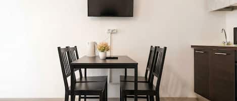 Appartement | Cuisine privée | Four, plaque de cuisson, batterie de cuisine, vaisselle et ustensiles