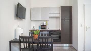 Basic-Apartment | Eigene Küche | Ofen, Herdplatte, Kochgeschirr/Geschirr/Besteck