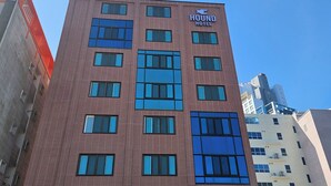 A multi-story building with a prominent HOUND HOTEL sign. - Hound Hotel Tongyeong Jukrim (Tongyeong)