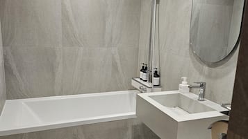 Family Twin Room, City View | Bathroom | Free toiletries, hair dryer, towels, soap