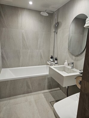Habitación familiar con 2 camas individuales, vista a la ciudad | Baño | Amenidades de baño gratuitas, secadora de cabello, toallas, jabón 