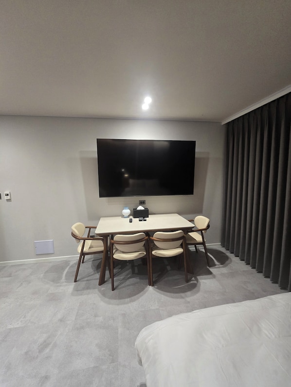 Deluxe Double Room, City View | Free WiFi - Hound Hotel Tongyeong Jukrim (Tongyeong)