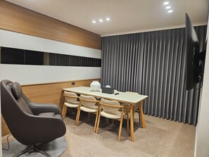 Family Twin Room, City View | Dining - Hound Hotel Tongyeong Jukrim (Tongyeong)