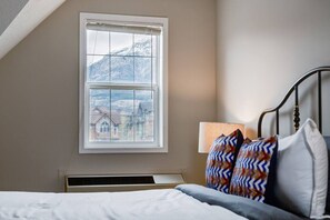 1 habitación, tabla de planchar con plancha, wifi gratis y ropa de cama 