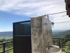 Familienhaus, Veranda, Hügelblick | Badezimmer | Dusche, Handtücher, Seife