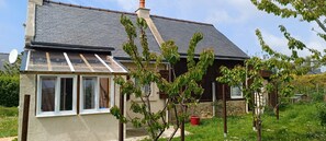 Exterior - Holiday Home 'La Maison Du Pêcheur' with Private Terrace and Private Garden (Trédrez-Locquémeau)