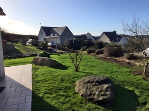 Property grounds - Holiday Home 'La Maison Du Pêcheur' with Private Terrace and Private Garden (Trédrez-Locquémeau)