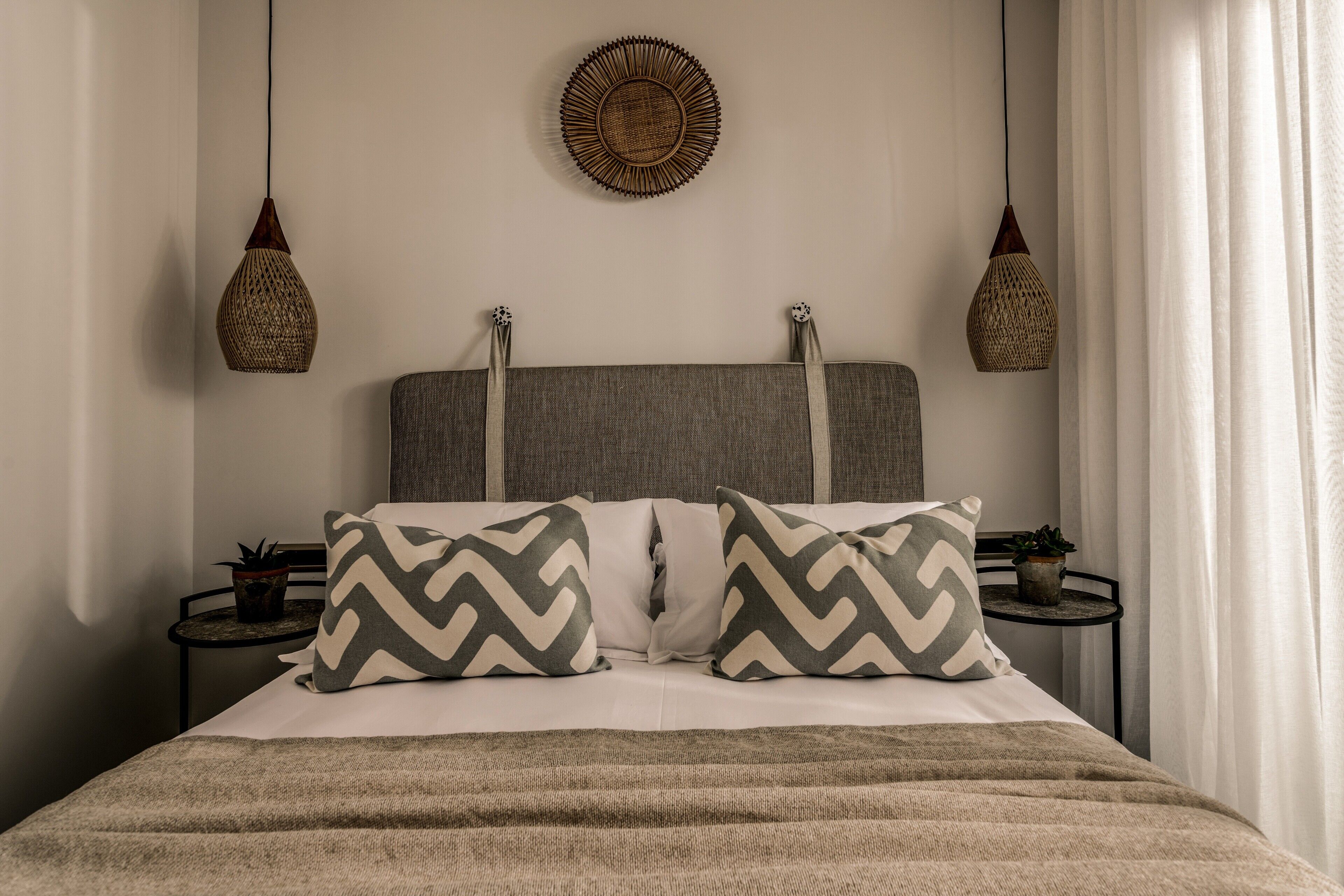 Tabla de planchar con plancha, wifi y ropa de cama 