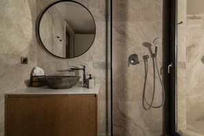 Een douche, een haardroger, handdoeken