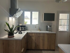 Private kitchen - Family home on the Bassin D'arcachon with swimming pool and beach on foot (Lanton)