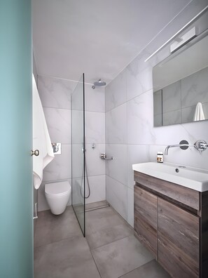 Dusche, Haartrockner, Handtücher