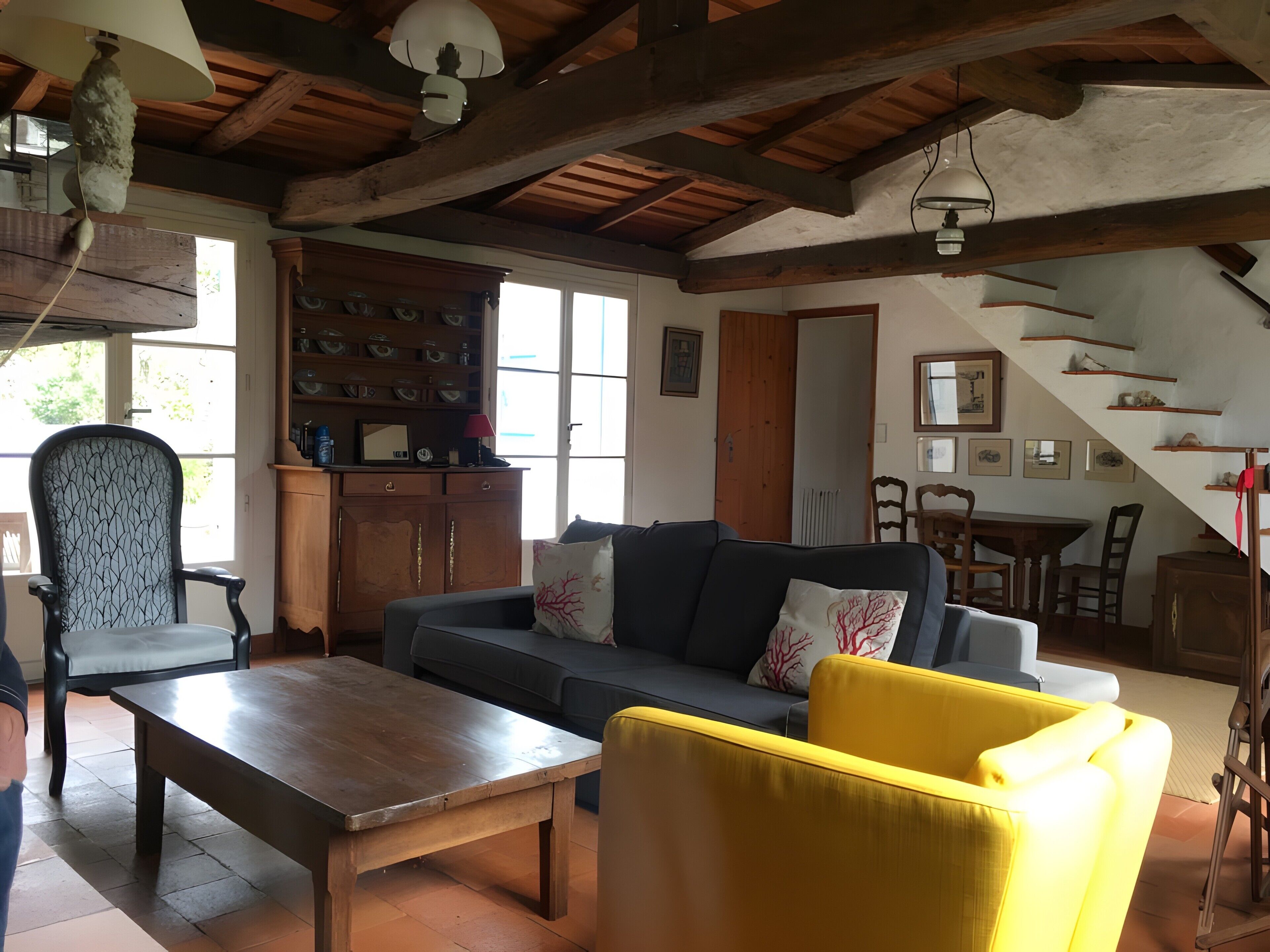 Tv, eldstad, dvd-spelare och ett bordtennisbord