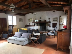 Fernseher, Kamin, DVD-Player, Tischtennisplatte