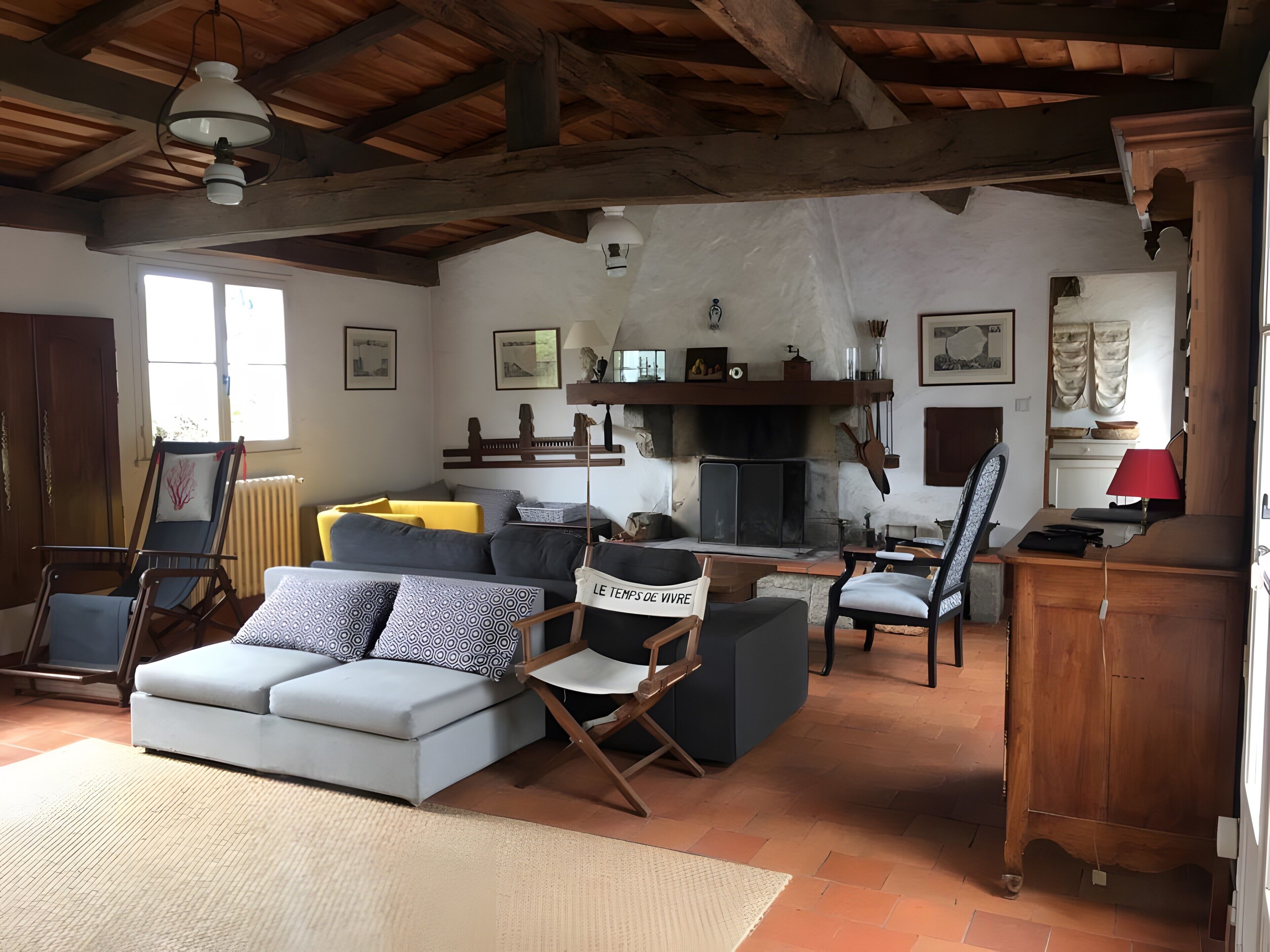 Tv, eldstad, dvd-spelare och ett bordtennisbord