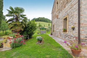 Property grounds - Apartment 'Agriturismo Chianni - Trilocale 4' with Pool, Private Terrace and Wi-Fi (Chianni)