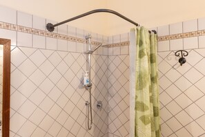 Shower, hair dryer, towels - Apartment 'Agriturismo Chianni - Trilocale 4' with Pool, Private Terrace and Wi-Fi (Chianni)