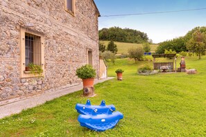 Children’s area - Apartment 'Agriturismo Chianni - Trilocale 4' with Pool, Private Terrace and Wi-Fi (Chianni)