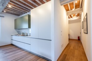 Frigorifero, microonde, forno, piano cottura