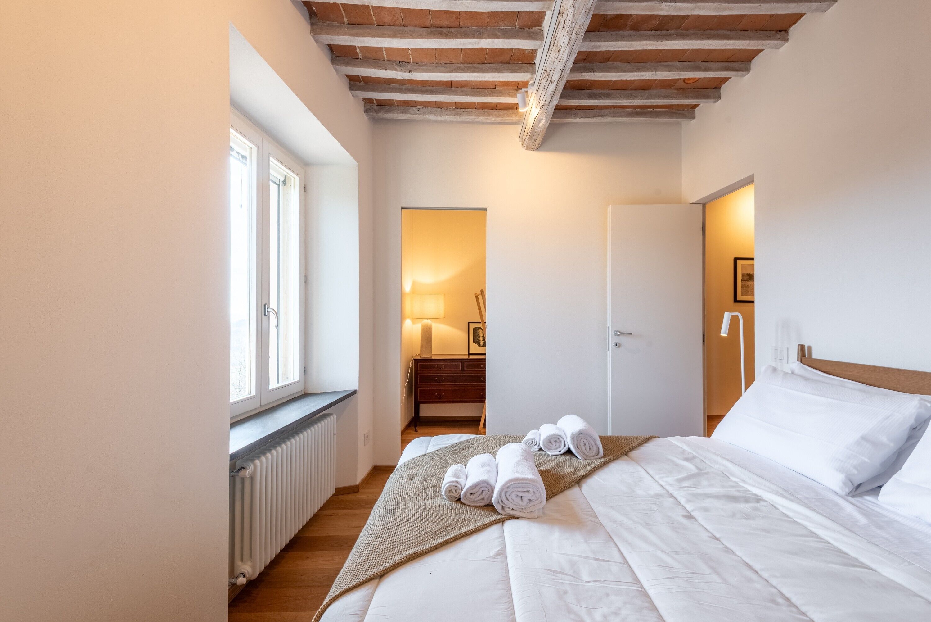 Tabla de planchar con plancha, wifi y ropa de cama 