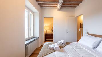 Tabla de planchar con plancha, wifi y ropa de cama