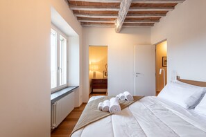 Planxa i posts de planxar, wifi i roba de llit 