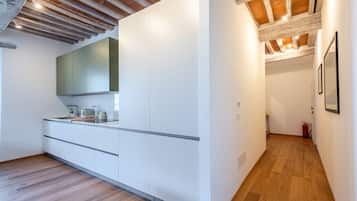 Frigorifero, microonde, forno, piano cottura