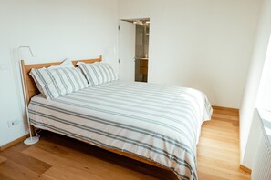 Silitysrauta/-lauta, Wi-Fi, vuodevaatteet