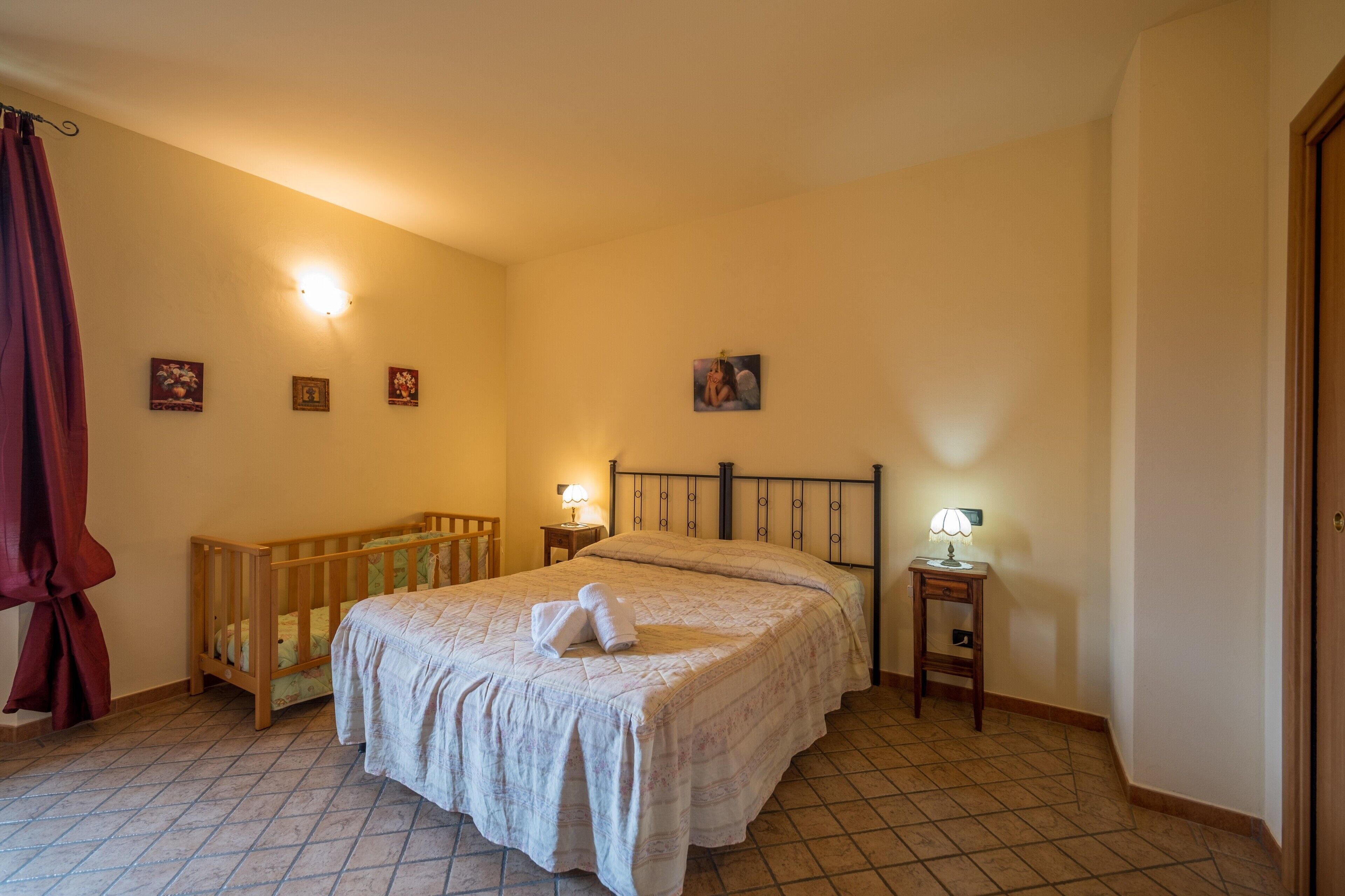 Iron/ironing board, WiFi, bed sheets