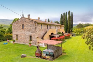 Outdoor dining - Apartment 'Agriturismo Chianni - Four-Room' with Pool, Private Terrace and Wi-Fi (Chianni)