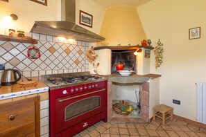 Fridge, microwave, oven, stovetop - Apartment 'Agriturismo Chianni - Four-Room' with Pool, Private Terrace and Wi-Fi (Chianni)