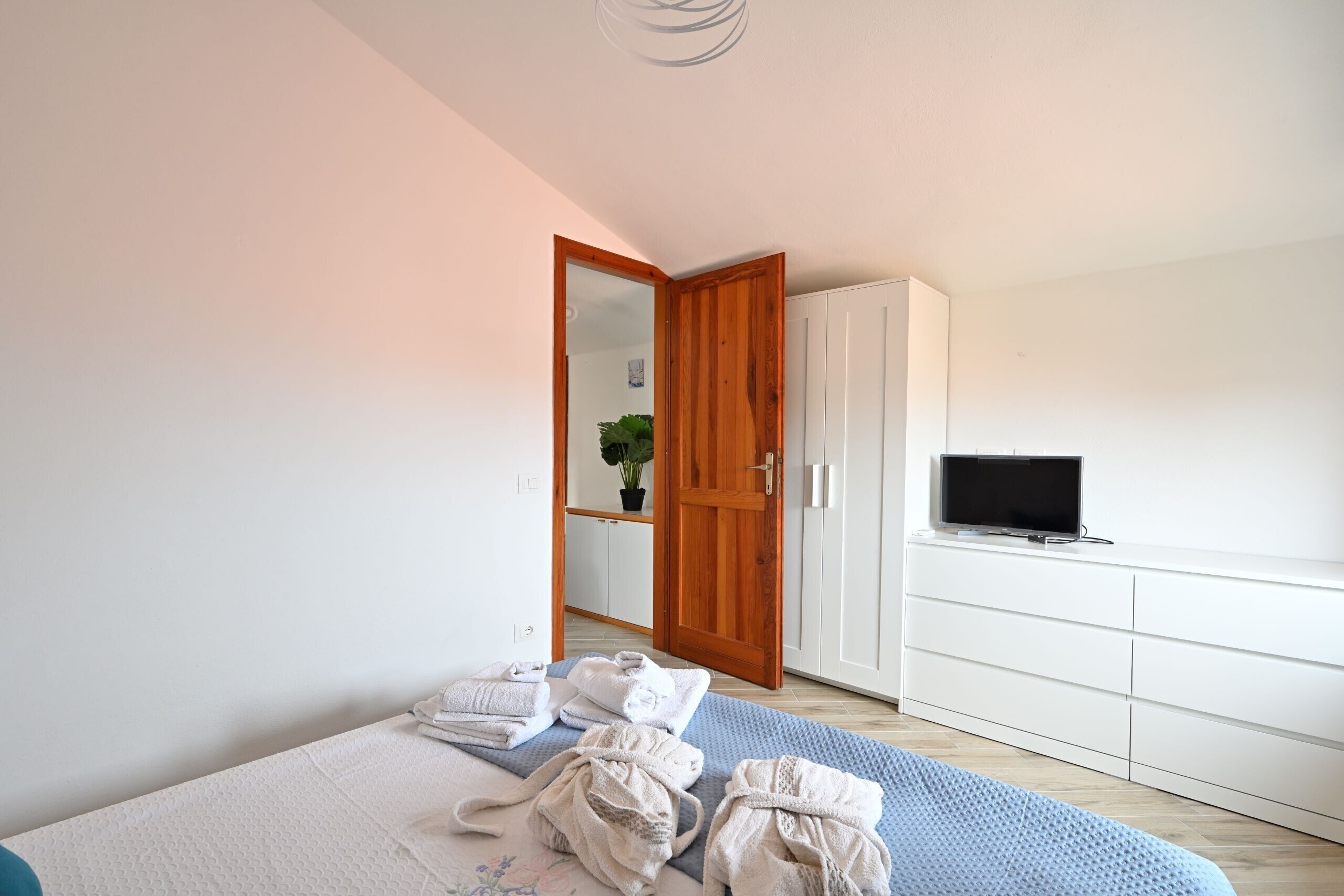 Een strijkplank/strijkijzer, wifi, beddengoed, rolstoeltoegankelijk