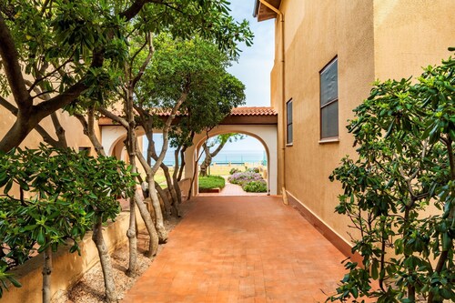 Apartment 'Villa Elena' with Sea View, Shared Pool and Air Conditioning