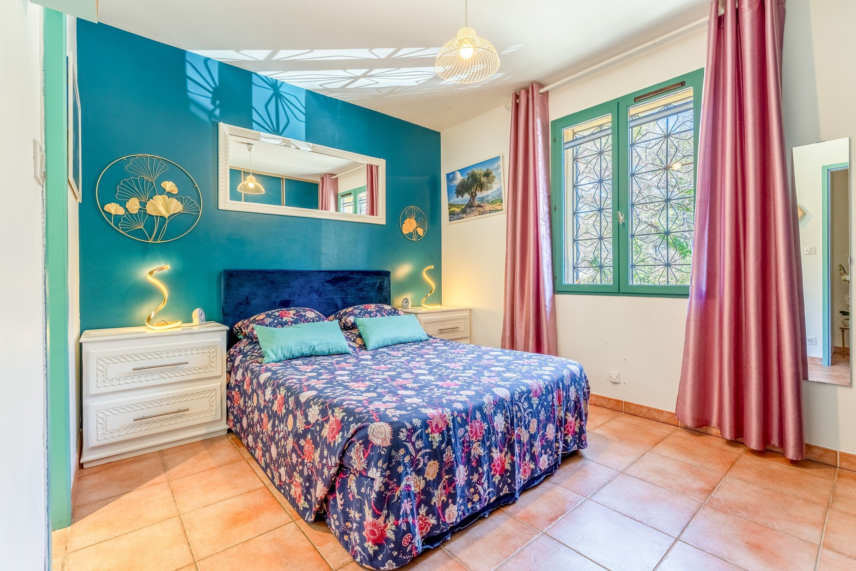 Tabla de planchar con plancha, wifi y ropa de cama 