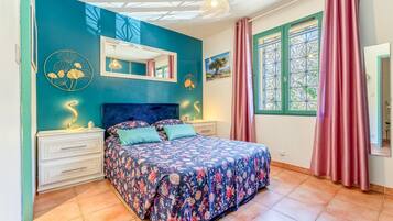 Tabla de planchar con plancha, wifi y ropa de cama