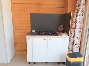 Kylskåp, mikrovågsugn, ugn och spishäll