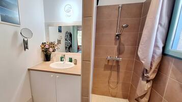 Doccia, asciugacapelli, asciugamani