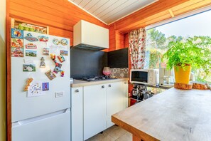 Kylskåp, mikrovågsugn, ugn och spishäll