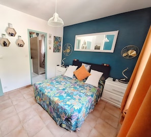 Strykjärn/strykbräda, wi-fi och sängkläder